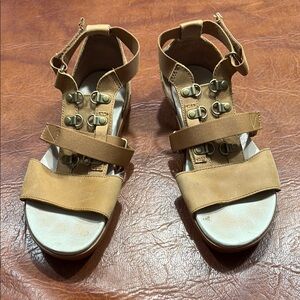 Sorel Sandals 8.5 Wore a couple of times Fabulous Condition